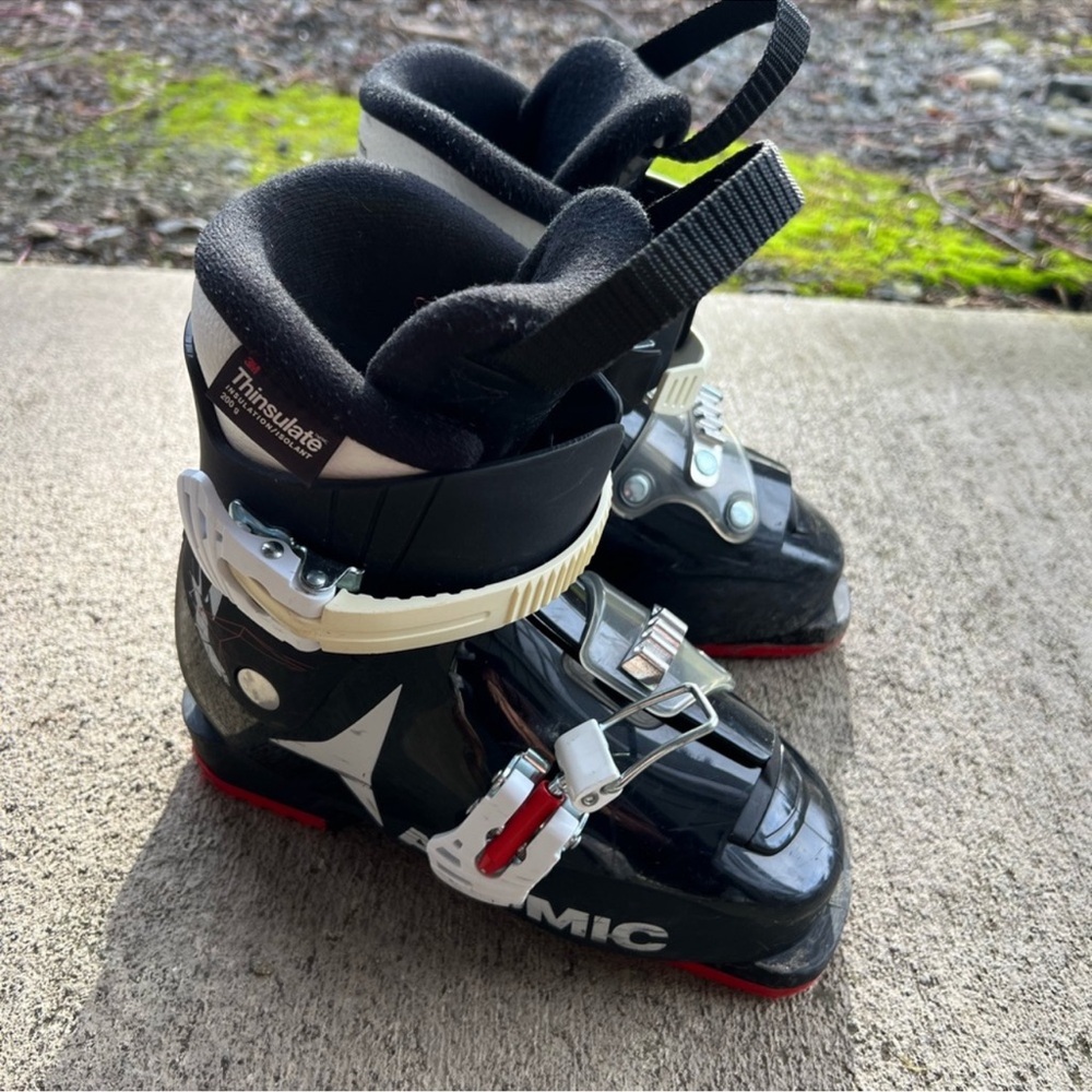 Used atomic waymaker JR2 kids ski boots